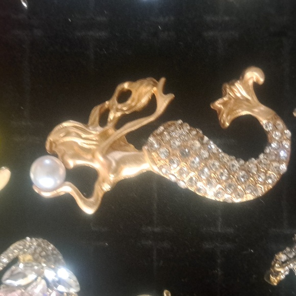 Elegant Gold and Silver Brooches - Picture 9 of 11
